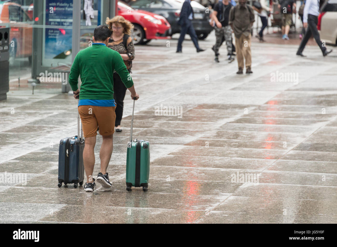 Toronto, Canada - 26 juin 2017 : Man with spinner assurance marche dans le centre-ville de Toronto un jour de pluie Banque D'Images