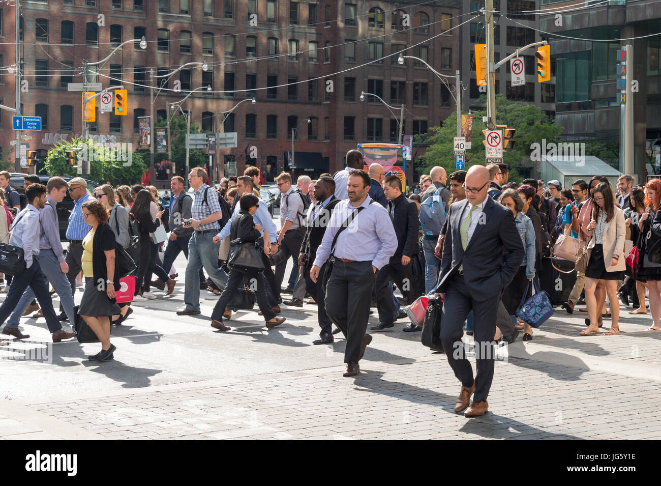 Toronto, Canada - 26 juin 2017 : une foule de personnes traversant la rue Front au centre-ville de Toronto Banque D'Images