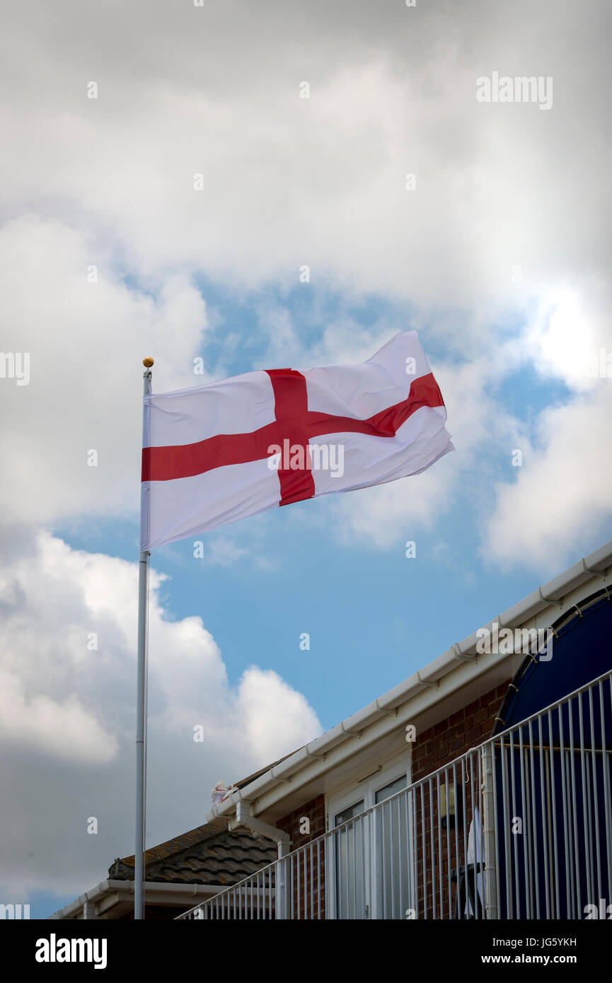 Drapeau de l'Angleterre sur un mât à l'extérieur d'une maison Banque D'Images