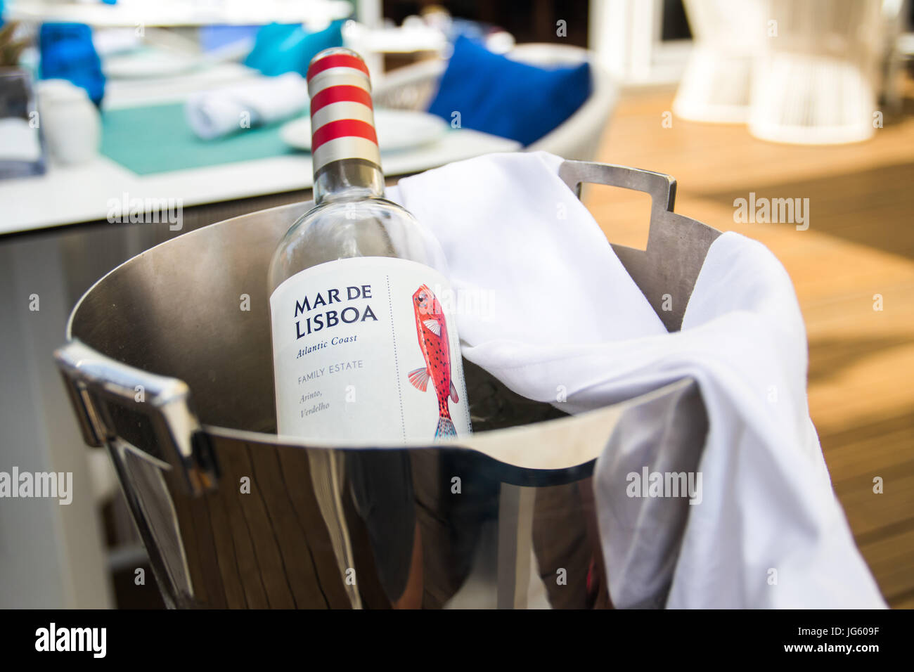 ESTORIL, PORTUGAL - Juin 2017 - Une bouteille de vin blanc Mar de Lisboa dans une glacière Banque D'Images