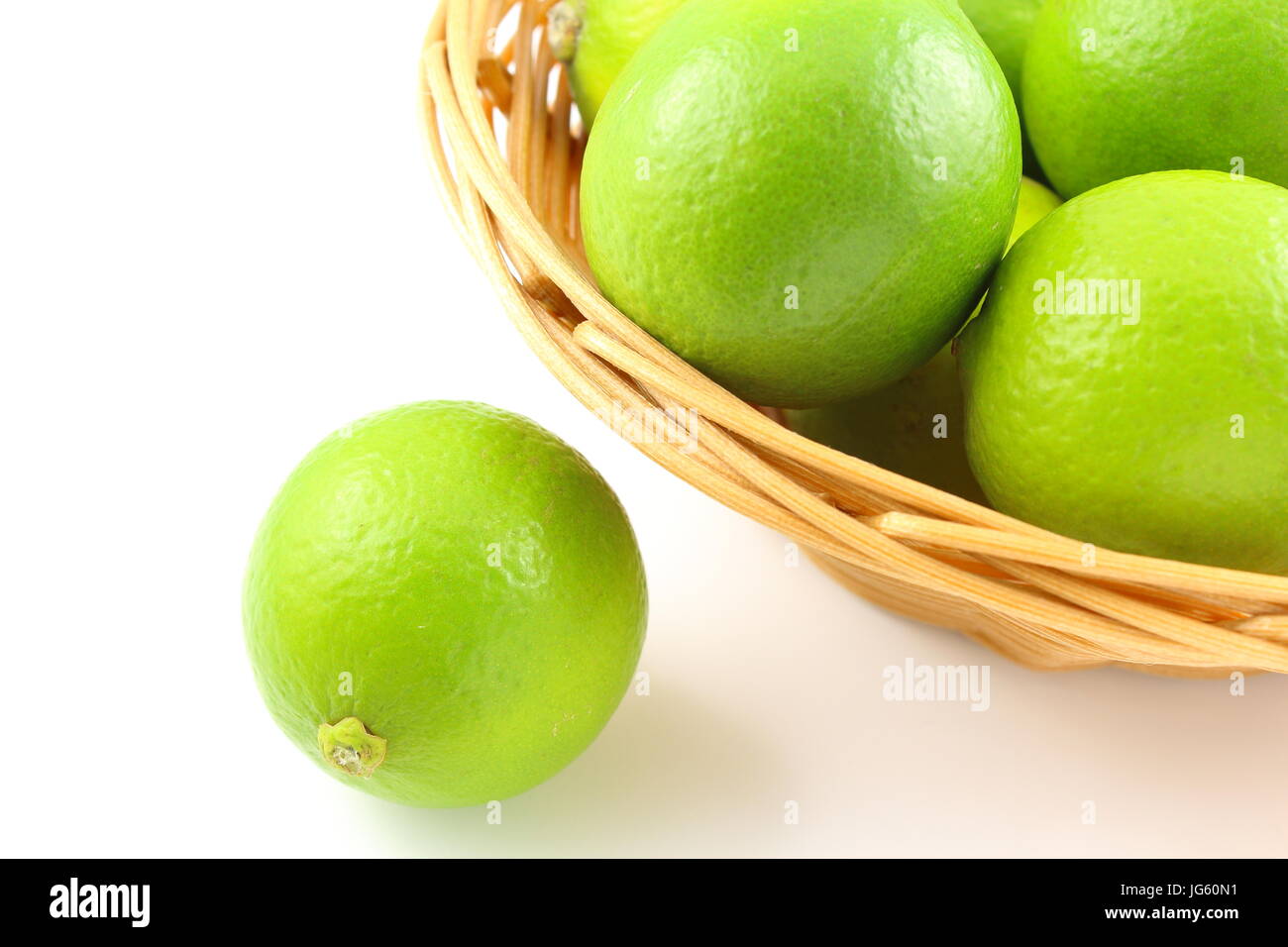 Composition de fruits de citron vert frais dans un panier Banque D'Images