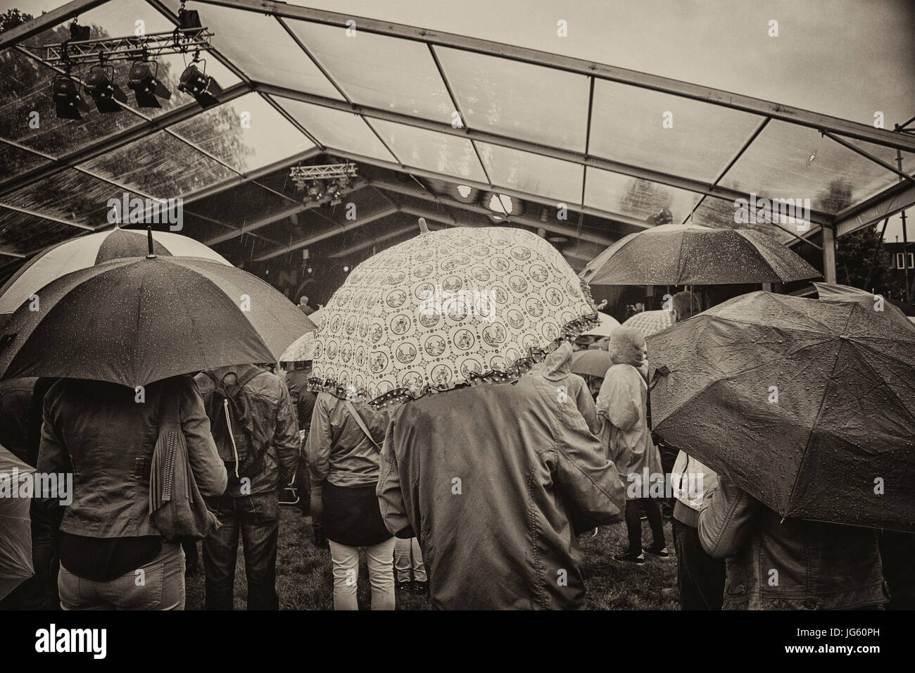 Parapluies sous la pluie Banque de photographies et d’images à haute
