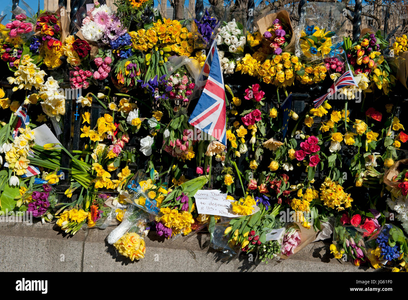 Des fleurs à l'extérieur du Parlement de Westminster à la suite d'une attaque terroriste dans la région Banque D'Images