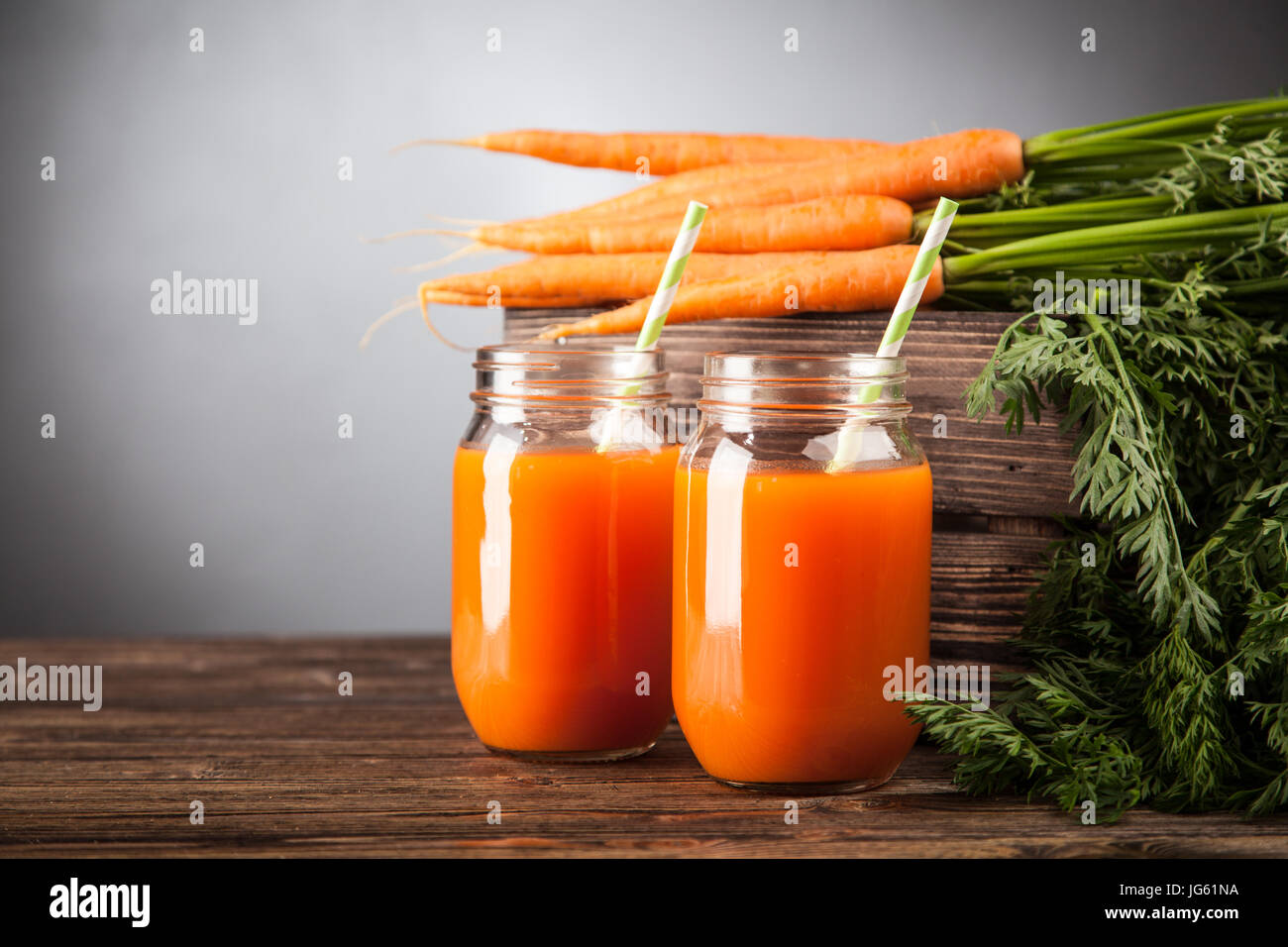 Le jus de carotte bio frais Banque D'Images