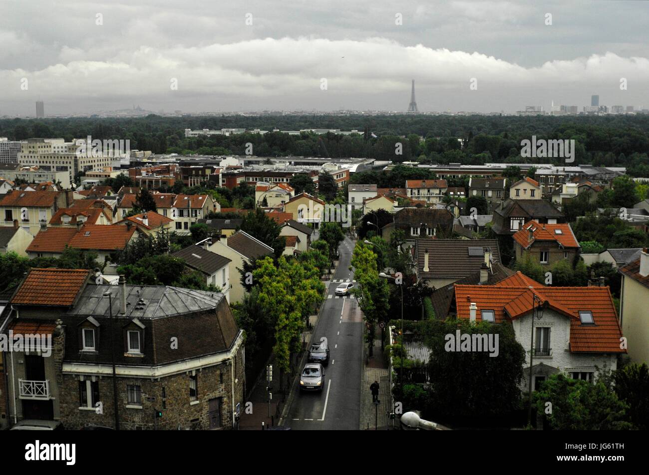 AJAXNETPHOTO. VAL D'OR, FRANCE. - Voir l'HORIZON DE LA VILLE DE PARIS AVEC LA TOUR EIFFEL, VISIBLE À PARTIR DE LA GARE BANLIEUE DE VAL D'OR. PHOTO:JONATHAN EASTLAND/AJAX REF:D121506_2848 Banque D'Images