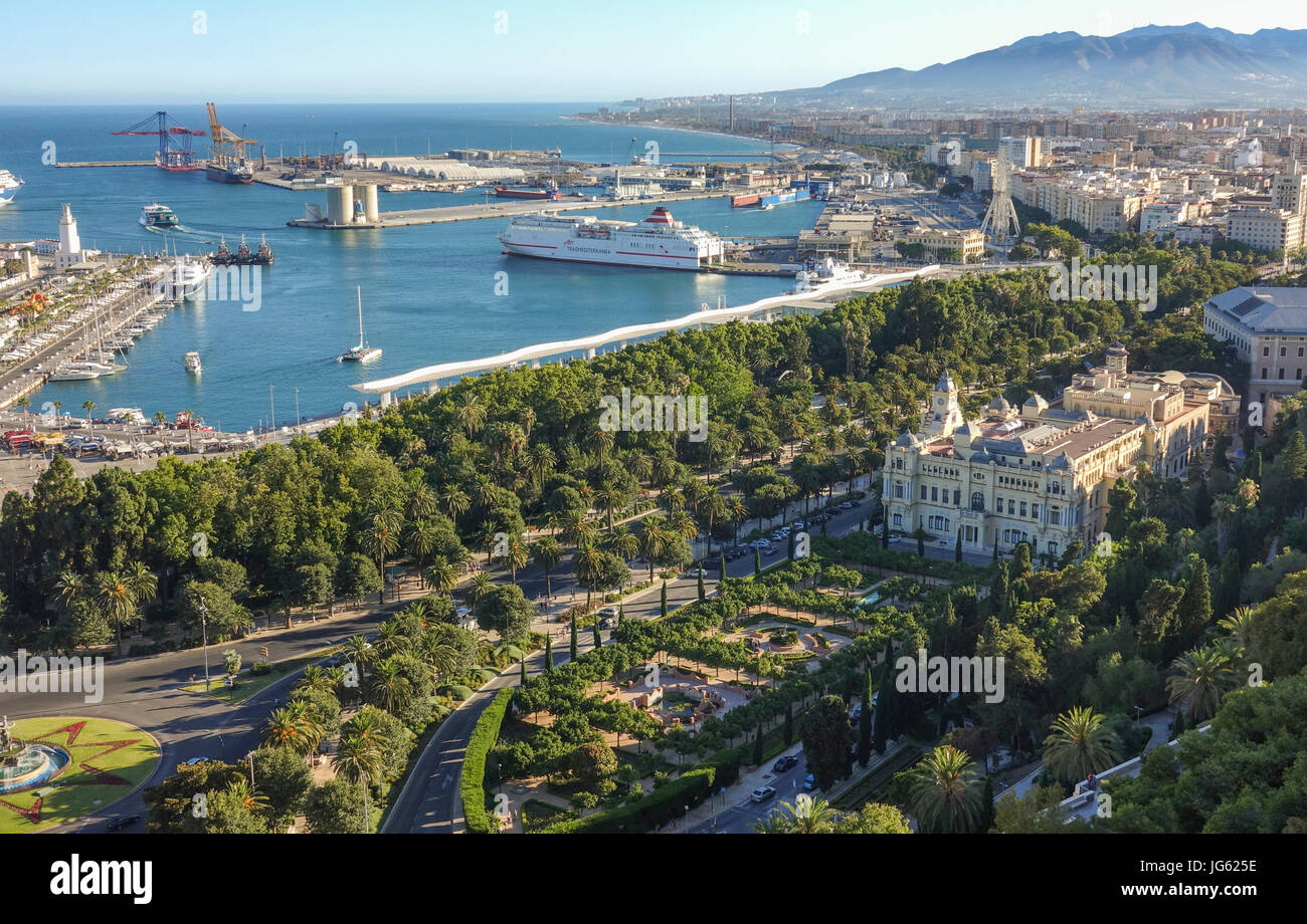 La ville de Malaga. Vue panoramique de la ville de Malaga avec le port et l'hôtel de ville, et le parc, l'Andalousie, Sud de l'Espagne Banque D'Images