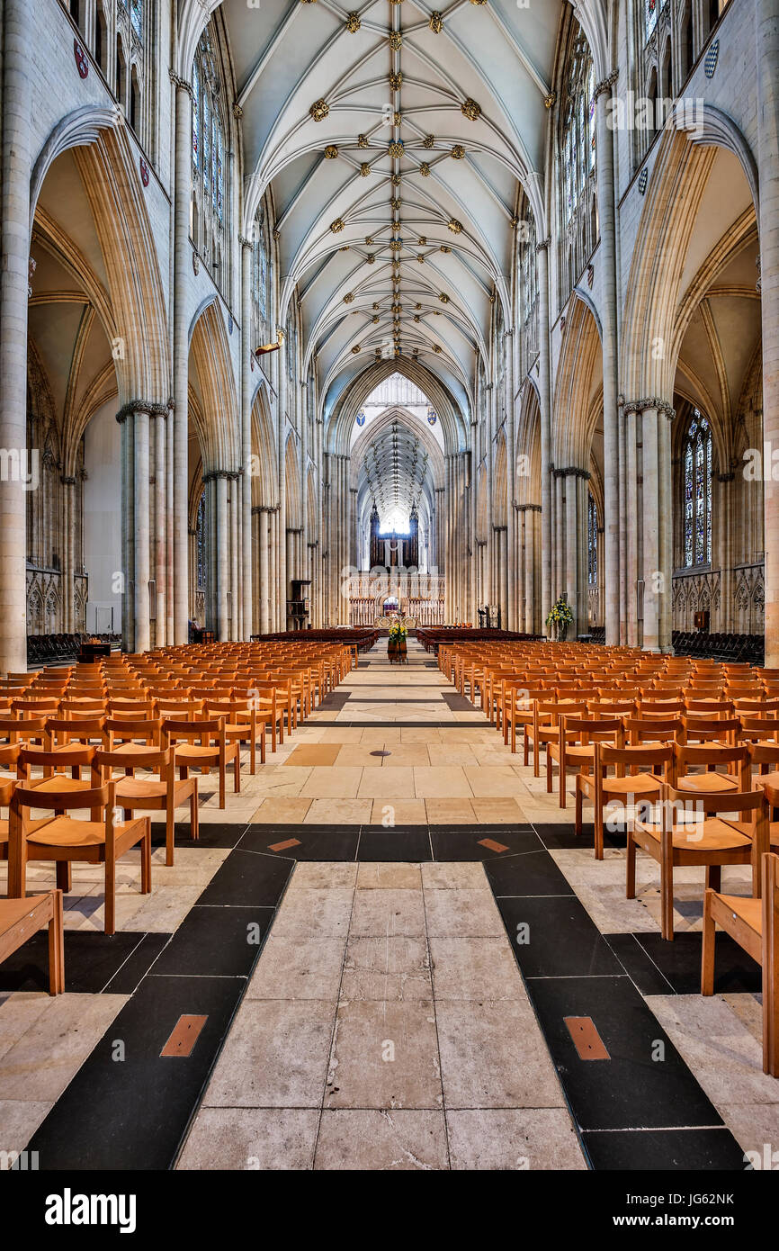 Nef, York Minster (la cathédrale et l'église Saint Pierre Metropolitical), York, Yorkshire, Angleterre, Royaume-Uni Banque D'Images