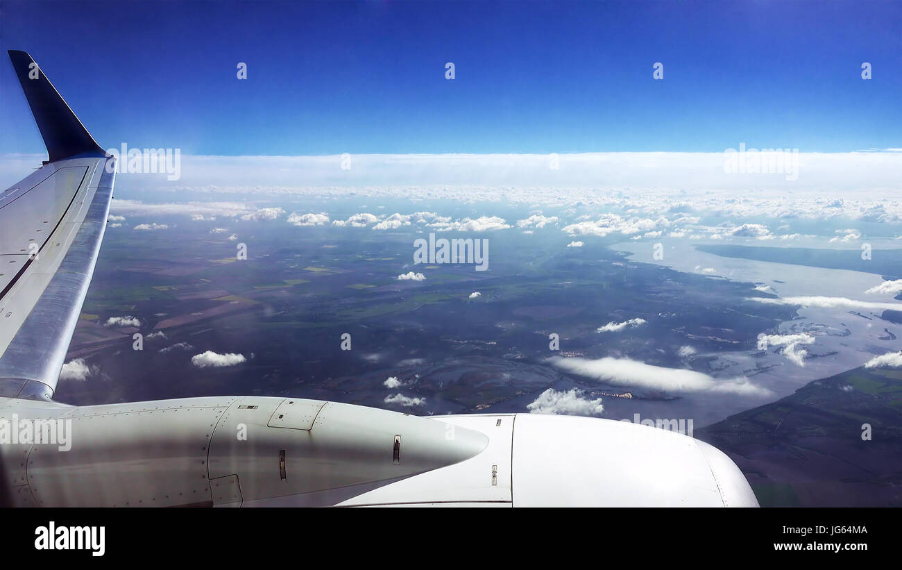 En survolant les nuages dans un avion aircraft Banque D'Images