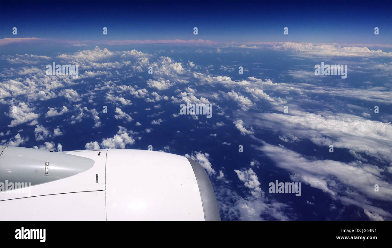 Voler au-dessus des nuages. Vue d'avion avion. Banque D'Images