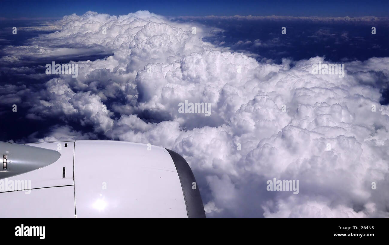 Voler au-dessus des nuages. Vue d'avion avion. Banque D'Images