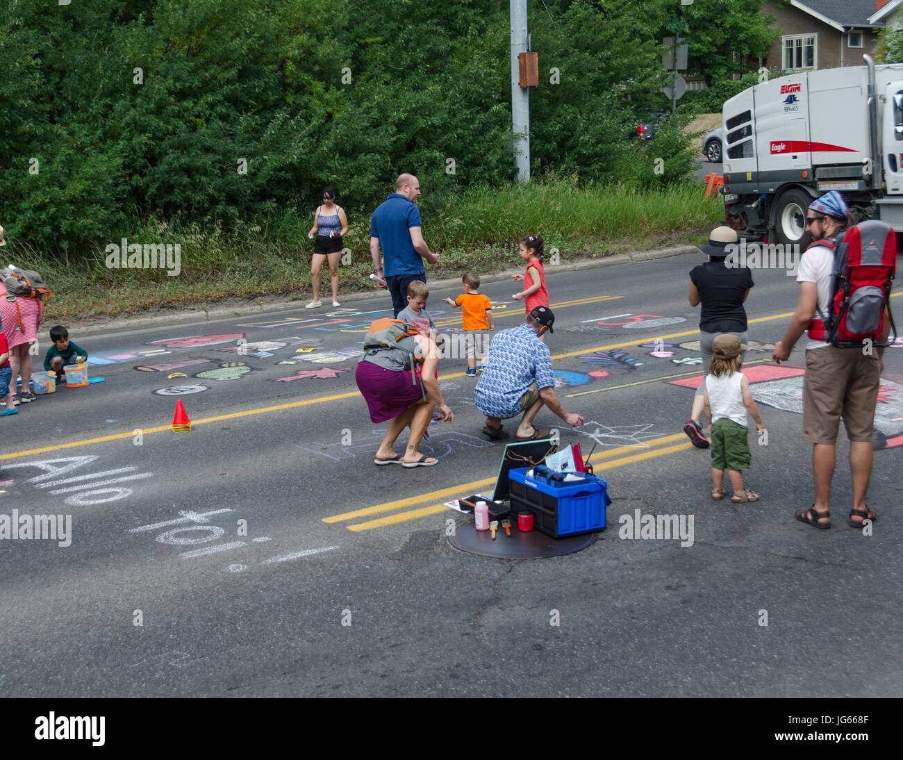 Les enfants font des dessins à la craie au cours de fermeture de la rue du Centre pour les célébrations de la fête du Canada à Calgary, Alberta Banque D'Images