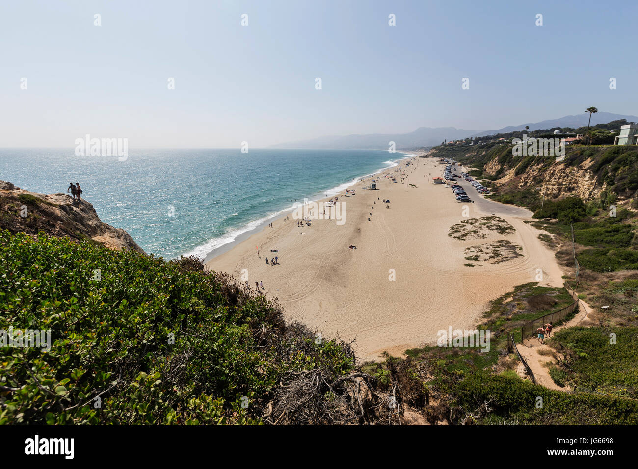 Malibu, Californie, Etats-Unis - le 29 juin 2017 : Vue de l'ouest de la plage populaire Dume Point State Park. Banque D'Images