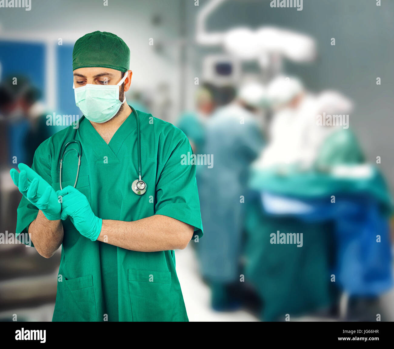 Chirurgien portant des gants dans la salle d'opération Banque D'Images