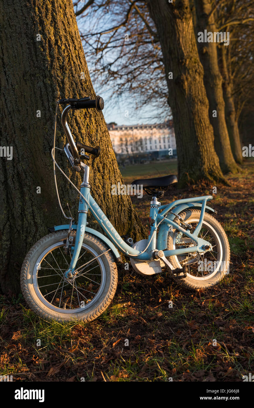 Bike bleu enfant sur un arbre près de le Trianon Palace Banque D'Images