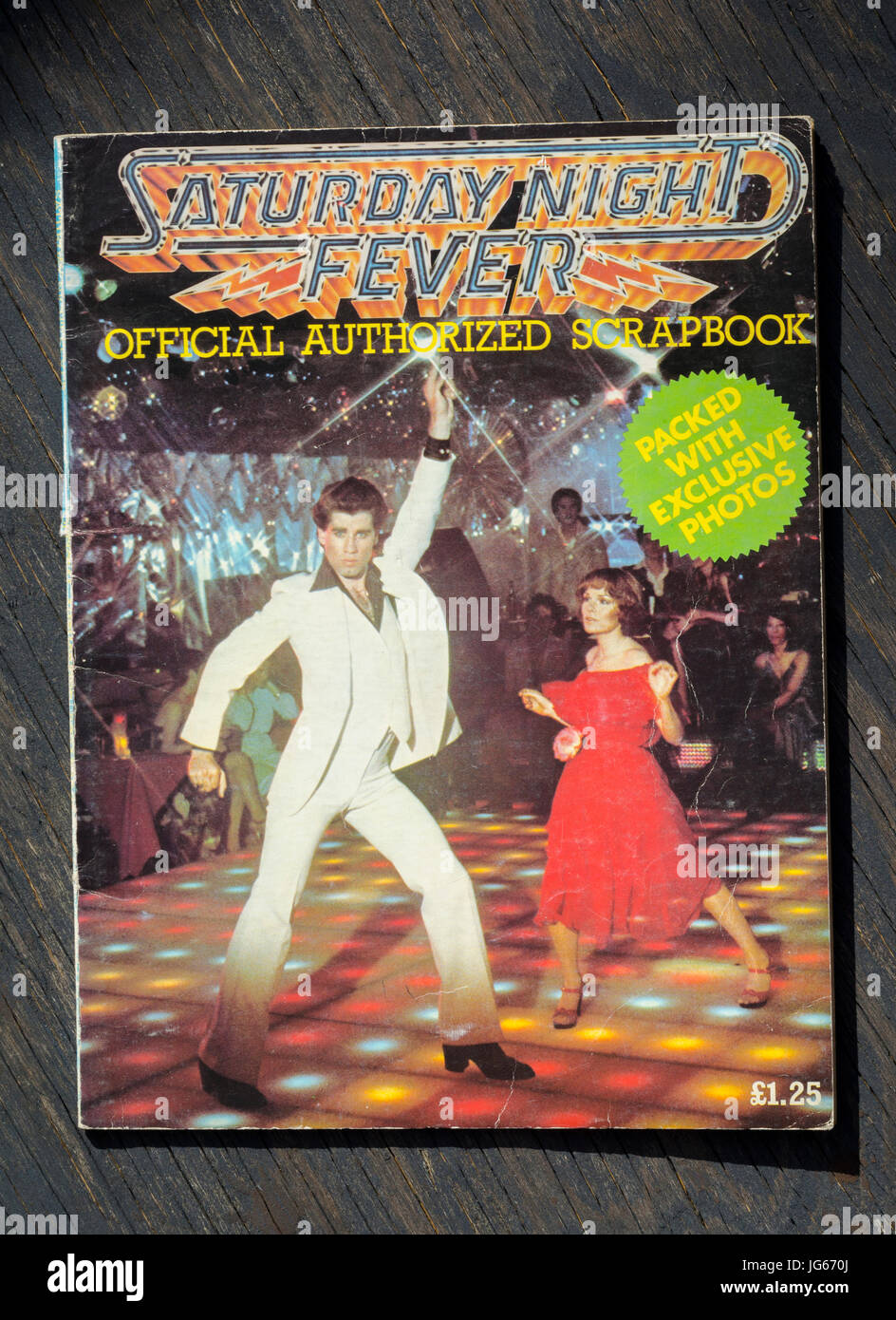Fievre Du Samedi Soir La Comedie Musicale Est Lancee Vingt Ans Apres Le Succes Du Cinema Original Anita Louise Combe Joue Stephanie Manjano Avec Sa Co Star Adam Garcia Deuxieme A Gauche