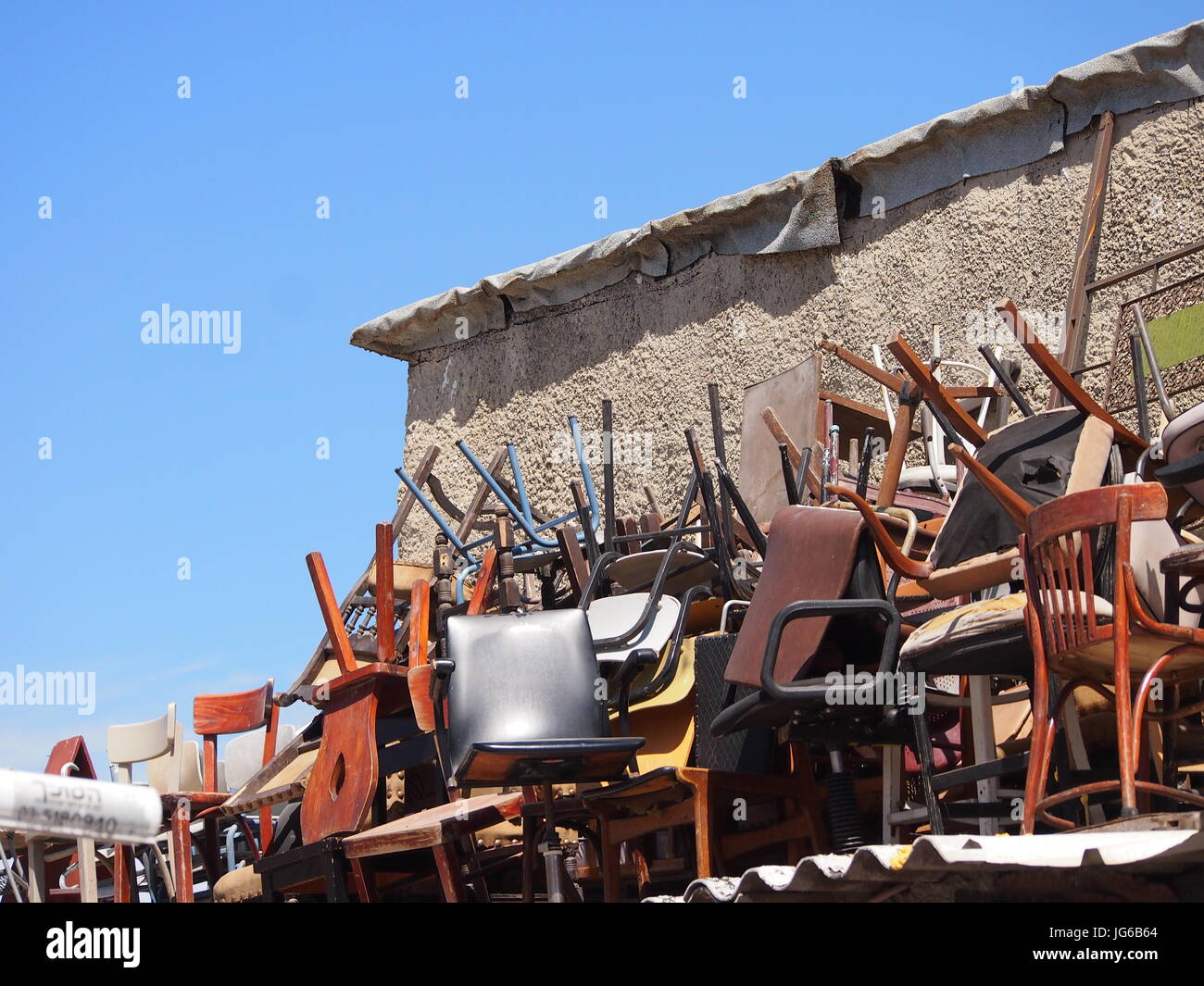 Les chaises sont empilés sur le toit de ce marché aux puces de Jaffa, Tel Aviv Banque D'Images