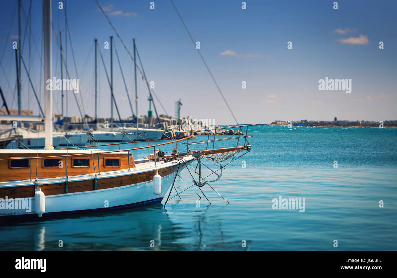 Vintage Bateau à voile dans le port, Italie Banque D'Images