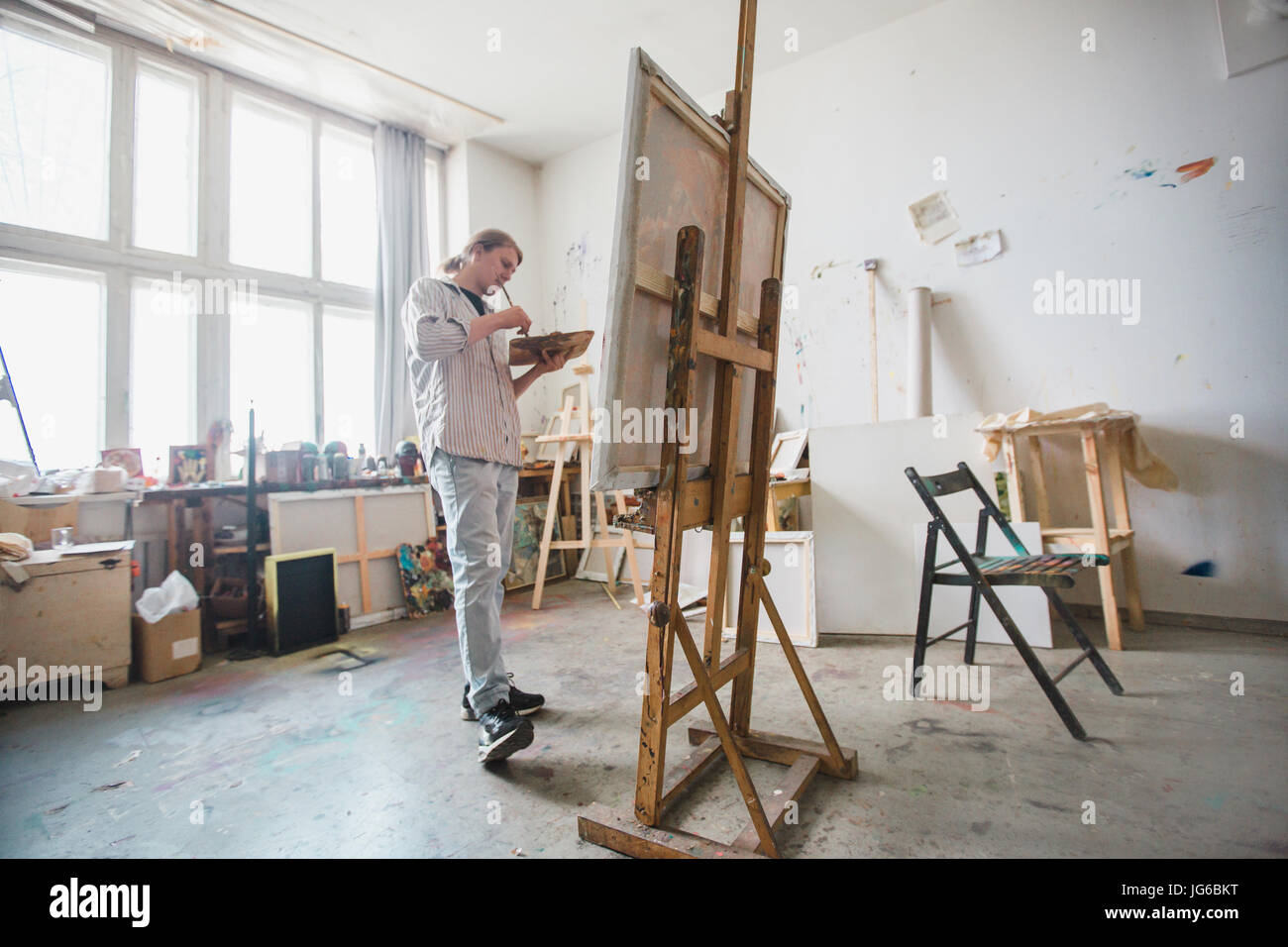 L'homme artiste peint dans son atelier Banque D'Images