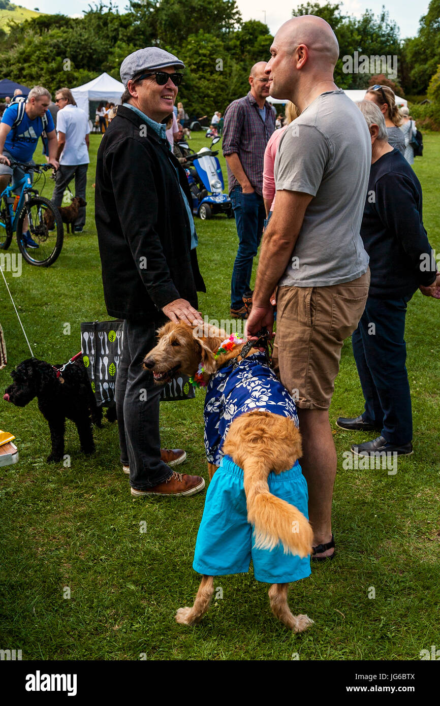 Les gens avec leurs animaux attendre pour prendre part à une robe de Dog Show à la Fête du village de Kingston, Kingston, East Sussex, UK Banque D'Images