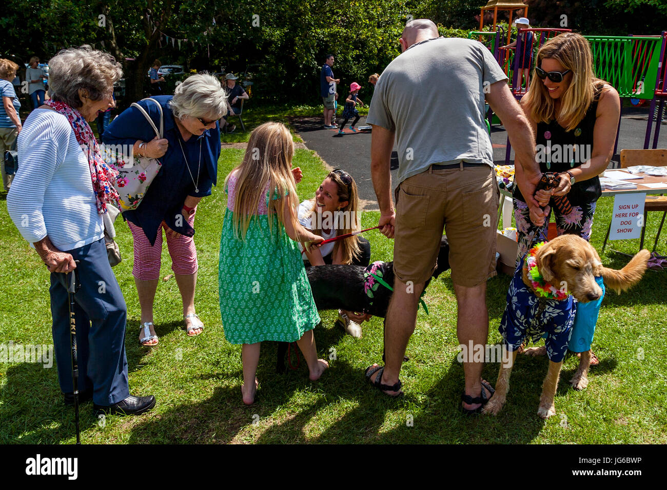 Les gens avec leurs animaux attendre pour prendre part à une robe de Dog Show à la Fête du village de Kingston, Kingston, East Sussex, UK Banque D'Images