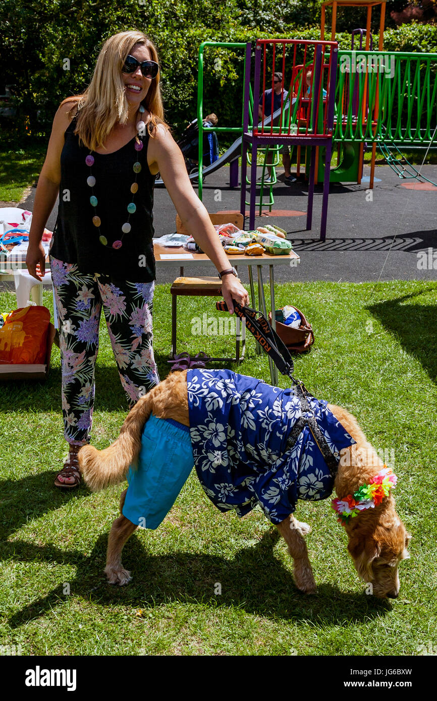 Les gens avec leurs animaux attendre pour prendre part à une robe de Dog Show à la Fête du village de Kingston, Kingston, East Sussex, UK Banque D'Images