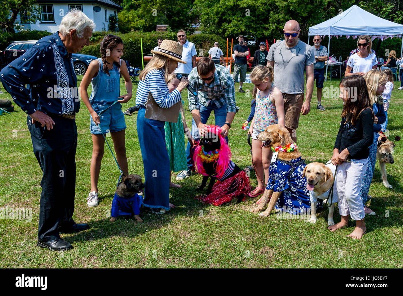 Les enfants avec leurs animaux de prendre part à une robe de Dog Show à la Fête du village de Kingston, Kingston, East Sussex, UK Banque D'Images