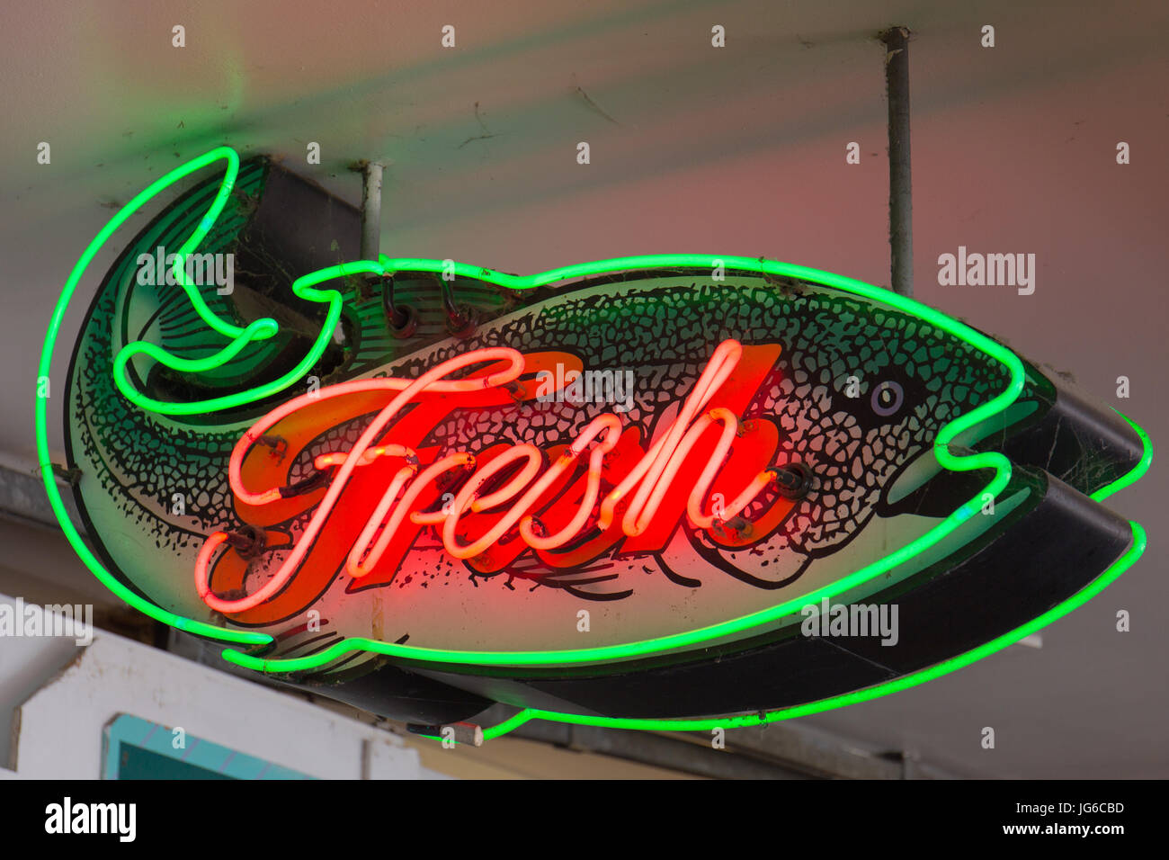 Close-up de l'enseigne au néon de poisson frais au marché de Pike Place à Seattle, Washington Banque D'Images