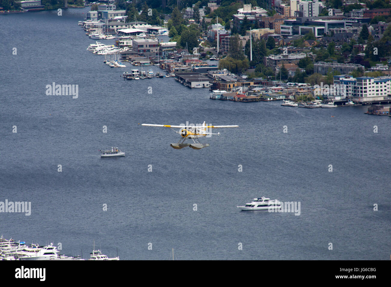 C'est un hydravion décollant de Lake Union à Seattle, Washington Banque D'Images