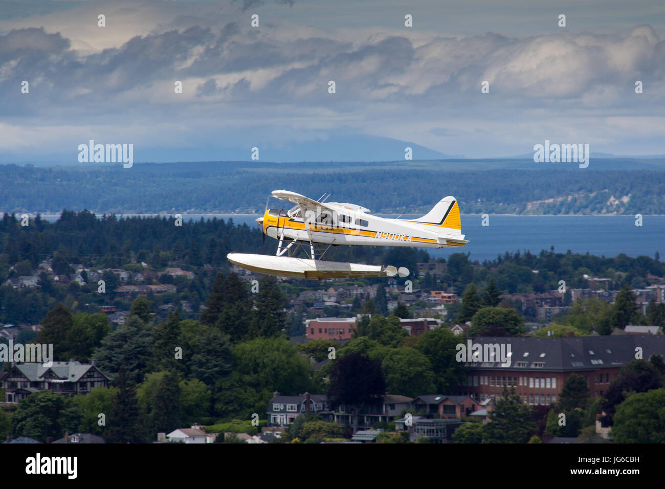 Hydravion de Kenmore Air pendant un vol panoramique à Seattle, comme vu de la Space Needle à Seattle, Washington Banque D'Images