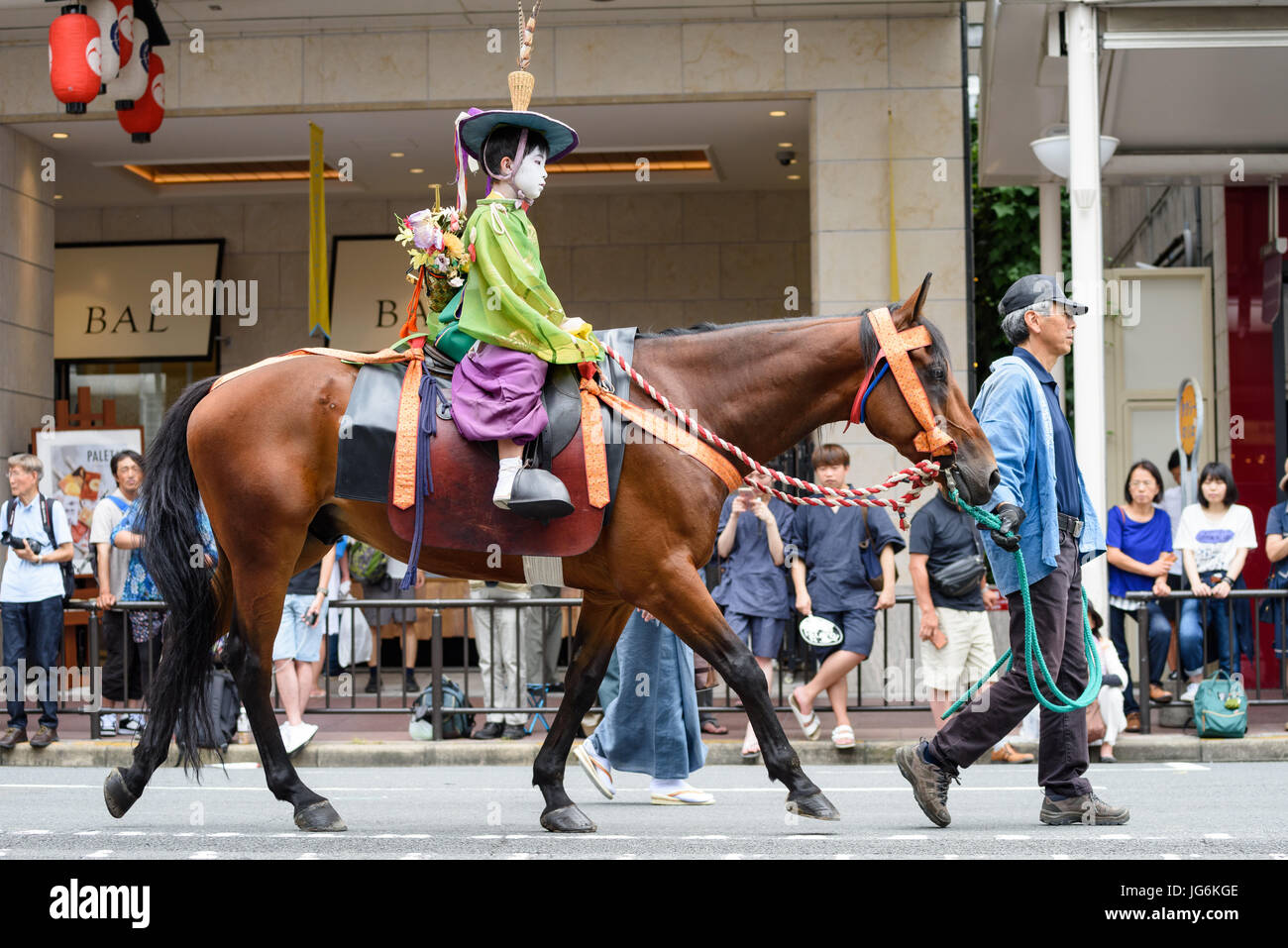 Garçon en vêtements traditionnels. Kyoto, Gion Matsuri Festival processions de chars dieu. L'un des plus célèbre festival au Japon. Banque D'Images