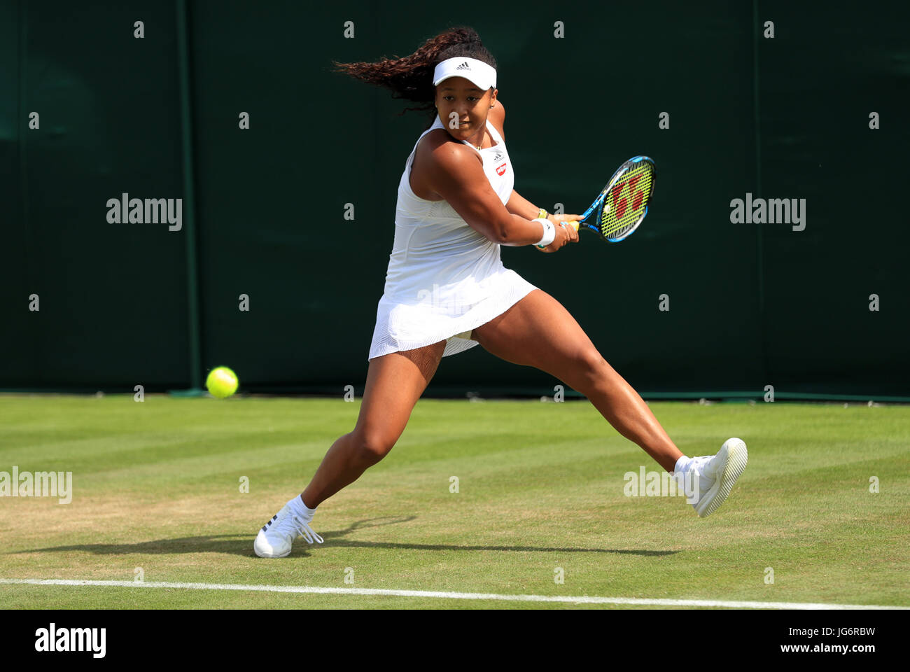 Naomi Osaka en action contre Sara Sorribes au jour l'un des championnats de Wimbledon à l'All England Lawn Tennis et croquet Club, Wimbledon. Banque D'Images