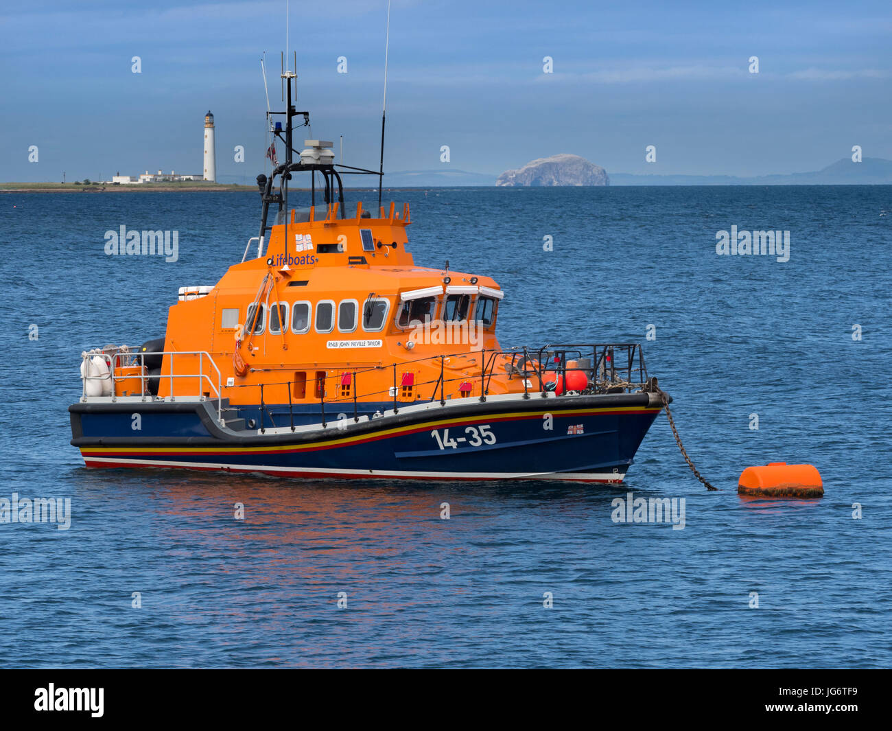 Bateau vie Bass Rock et phare de Barns Ness au sud de Dunbar, Ecosse, Royaume-Uni Banque D'Images