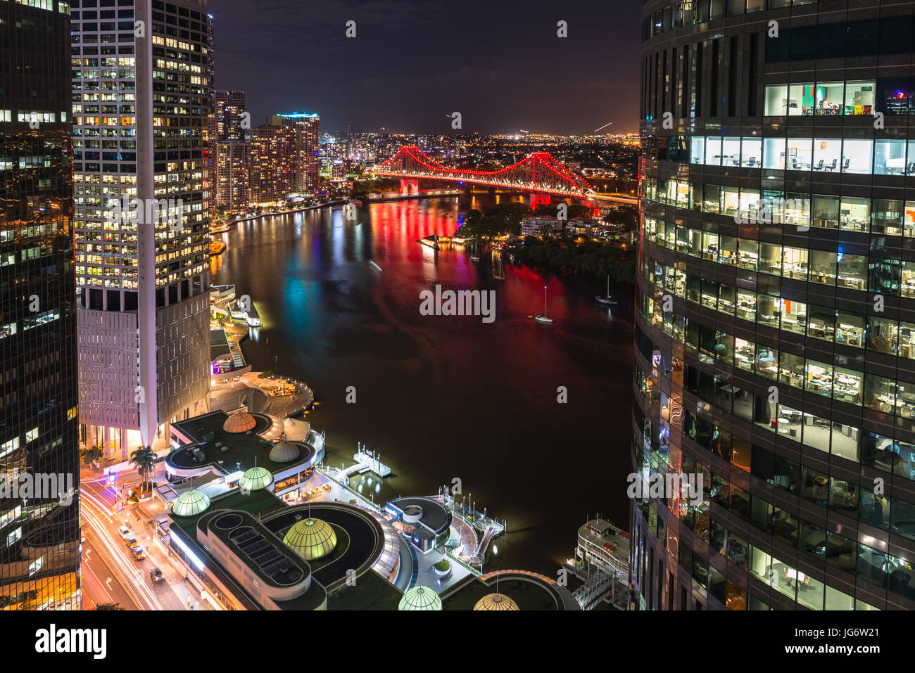 Histoire pont entre les tours, éclairés après la tombée de la nuit, Brisbane, Australie Banque D'Images