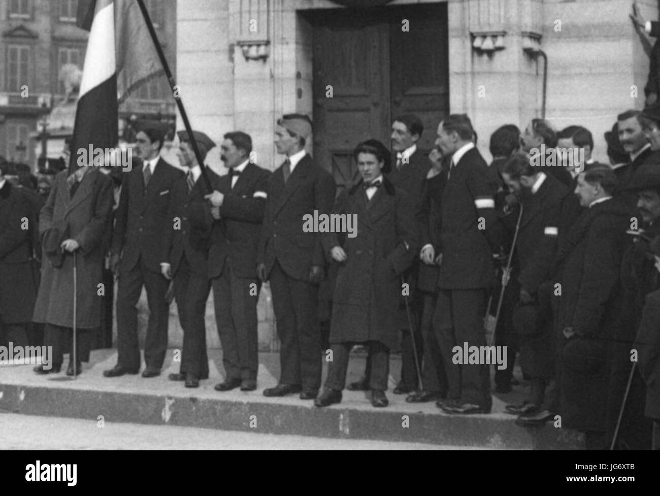 Manifestation patriotique d'étudiants le 9 mars 1913 à la statue de Strasbourg Place de la Concorde - Cliché agence Rol - On voit une faluche Banque D'Images