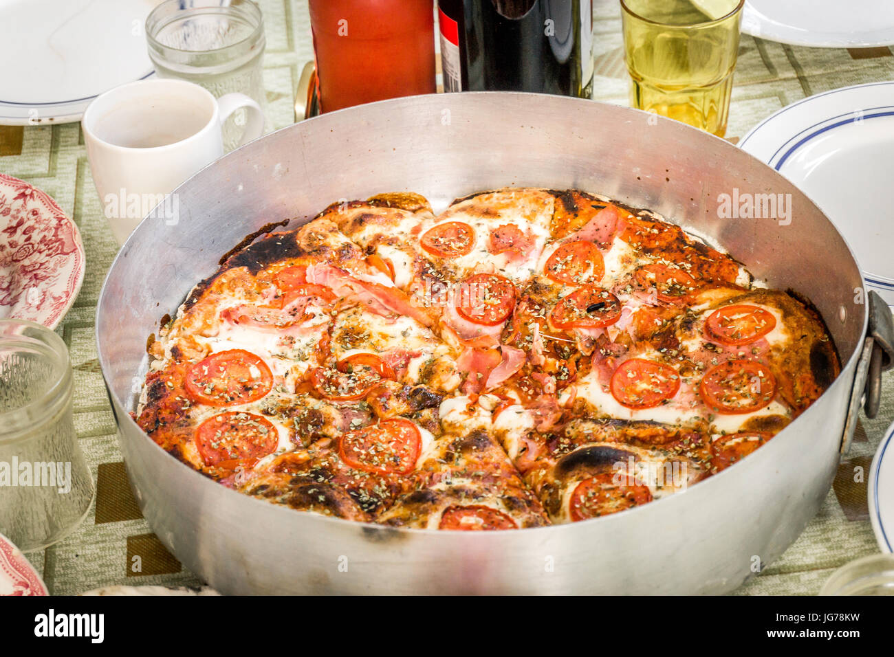 Pizza maison frais et délicieux sur la table italienne Banque D'Images