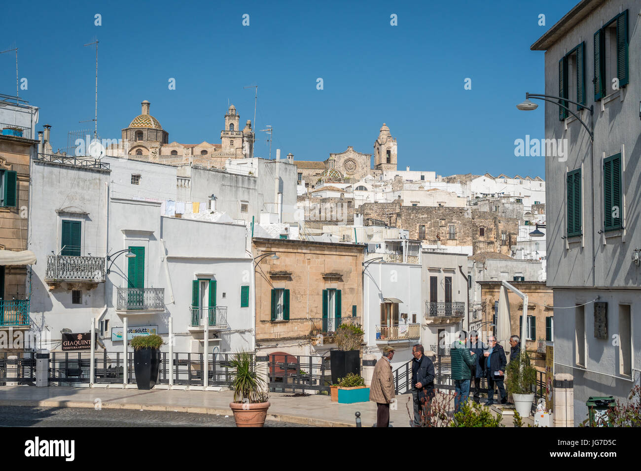 Ostuni, Italie - 27 Février 2017 : Belle Ostuni avec les gens impliqués dans la discussion. Banque D'Images