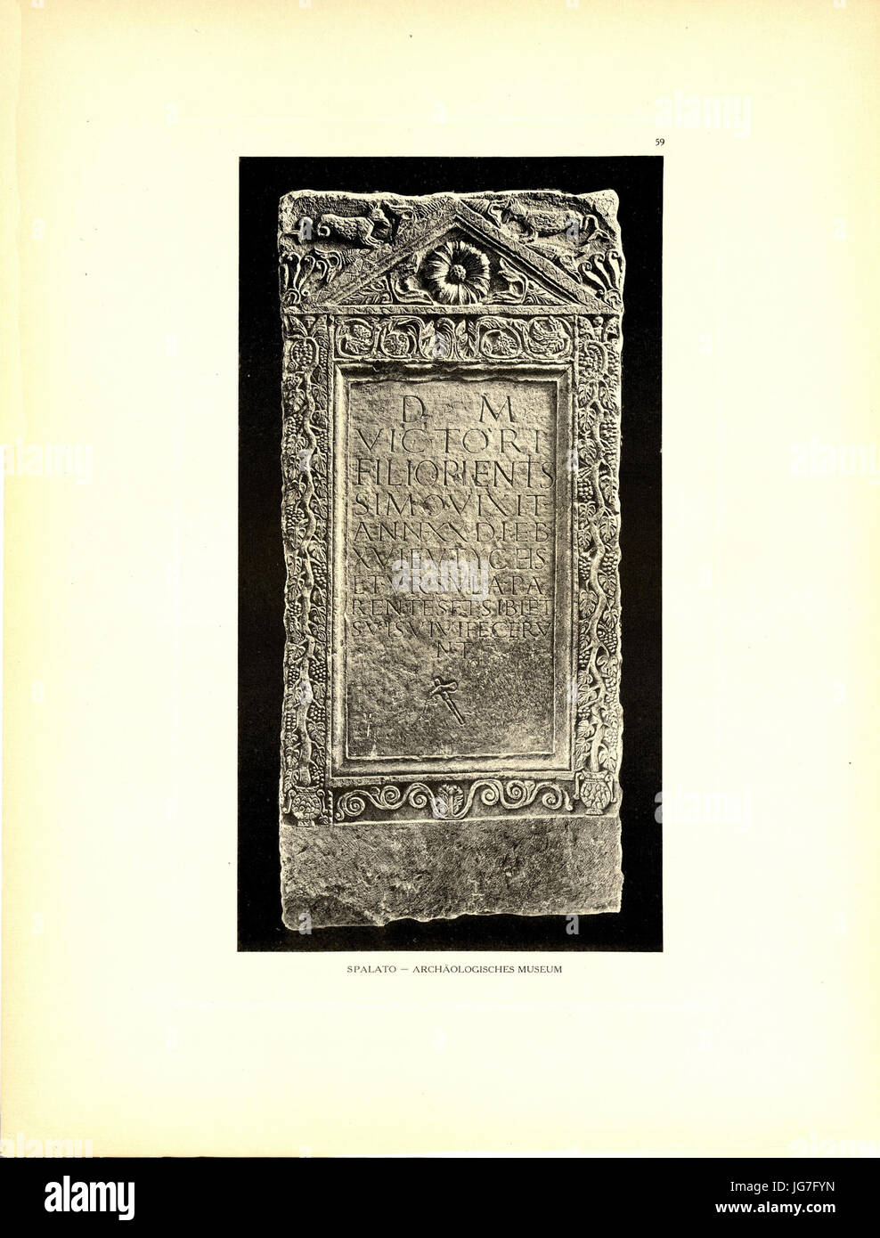 Cet héliographe de 1909 représente une pierre tombale romaine du IIe siècle après JC trouvée à Spalato (aujourd'hui Split, Croatie), mettant en valeur l'ancien funéraire romain Banque D'Images