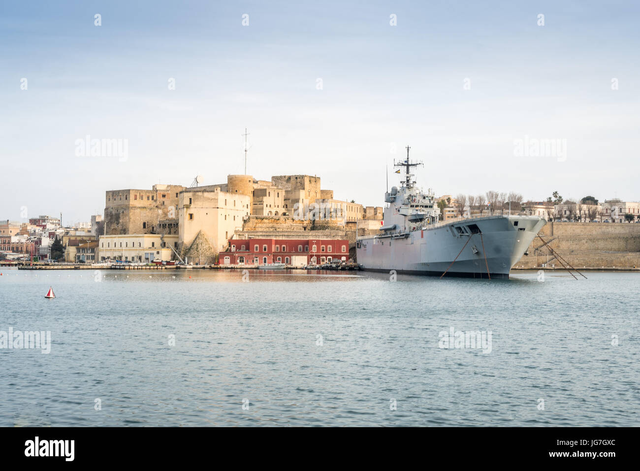 Navire militaire à côté du centre-ville de Brindisi, Pouilles, Italie du sud, de l'Europe Banque D'Images