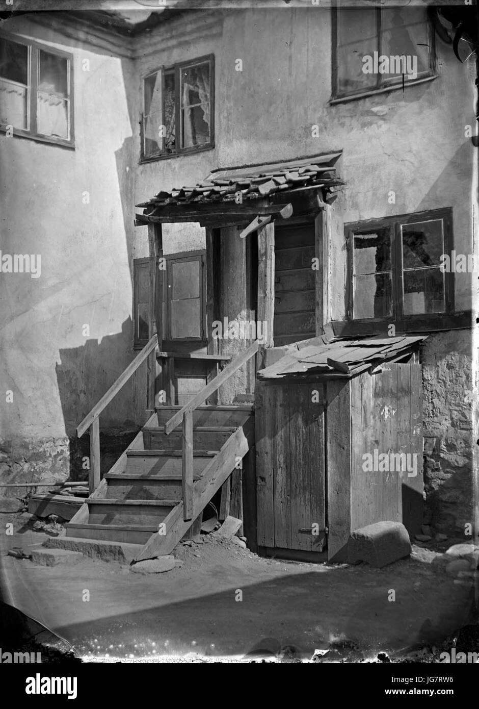 Trätrappa upp mot ett hus i fattig slummiljö - Nordiska Museet - NMA.0052608 Banque D'Images
