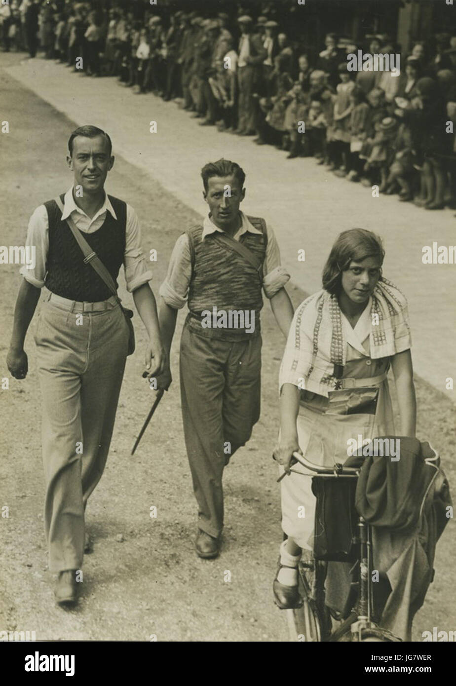 Burgerdeelnemers Twee op het parcours van 55 km passeren Wijchen tijdens de e - F40304 - KNBLO Banque D'Images