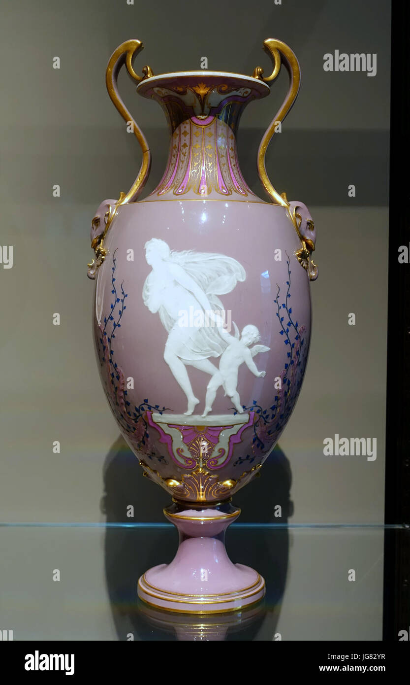 Vase, décoré par Emanuel Marc-Louis Solon, la fabrique de porcelaine de Sèvres, 1869, disque-pâte porcelaine - Wadsworth Atheneum, Hartford, CT - DSC05546 Banque D'Images