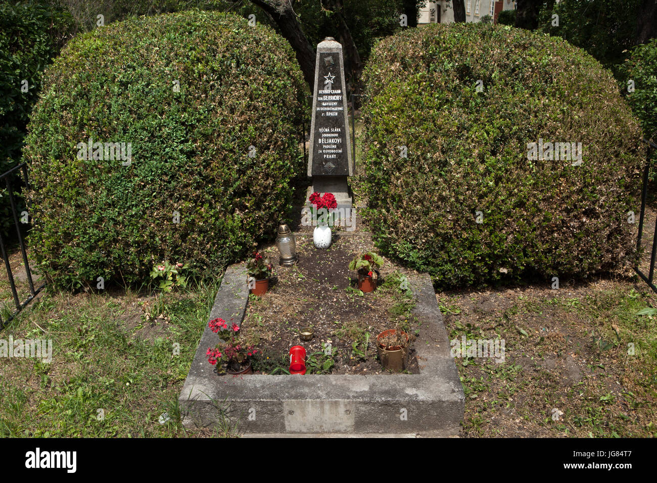 Lieu de sépulture de soldat soviétique Belyakov (également orthographié comme Belyak) sur place Loretánské à Prague, République tchèque. La personne qui a été enterré ici peut être mort en mai 1945 lors de la libération de Prague dans les tous derniers jours de la Seconde Guerre mondiale. Ses restes furent plus tard enterré sur le terrain de la guerre soviétique à Olšany Memorial Cemetery. Selon l'après-guerre douteuse la recherche personne était comme Belaykov identificated Mikhail, né en 1926 et a servi dans l'Armée rouge pendant la dernière année de la Seconde Guerre mondiale. Mikhail Belaykov disparu en mai 1945 et a été réclamé la personne manquante. Banque D'Images