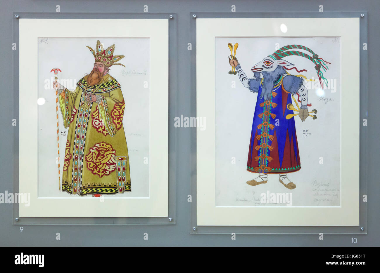 Dessins de costumes pour Tsar Saltan et l'She-Goat par artiste russe Ivan Bilibin pour l'opéra 'Le Conte du Tsar Saltan' par Nikolaï Rimski-Korsakov (1935) sur l'affichage lors de l'exposition 'L'expérience de l'Exil' à Prague, République tchèque. L'exposition consacrée à l'émigration à partir de l'ancien empire russe en Tchécoslovaquie s'exécute dans l'étoile au Palais d'été (Letohrádek Hvězda) jusqu'au 29 octobre 2017. L'opéra avec scenic et conception des costumes par Ivan Bilibin avec l'aide de sa femme Alexandra Shchekotikhina-Pototskaya a été effectuée dans la Národní divadlo (Théâtre National) à Prague en 1935. Banque D'Images