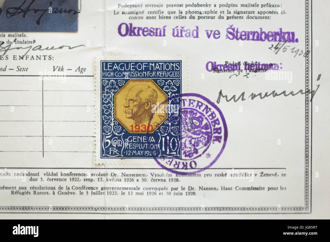 Et l'explorateur polaire norvégien Fridtjof Nansen plus représenté sur le timbre dans le passeport Nansen sur l'affichage à l'exposition 'L'expérience de l'Exil' à Prague, République tchèque. L'exposition consacrée à l'émigration à partir de l'ancien empire russe en Tchécoslovaquie s'exécute dans l'étoile au Palais d'été (Letohrádek Hvězda) jusqu'au 29 octobre 2017. Ce passeport Nansen a été publié en 1930 à l'émigrant russe Sergey Stoyanov né en 1900 à Marioupol, Empire russe, et a vécu en exil à Šternberk, la Tchécoslovaquie. Banque D'Images
