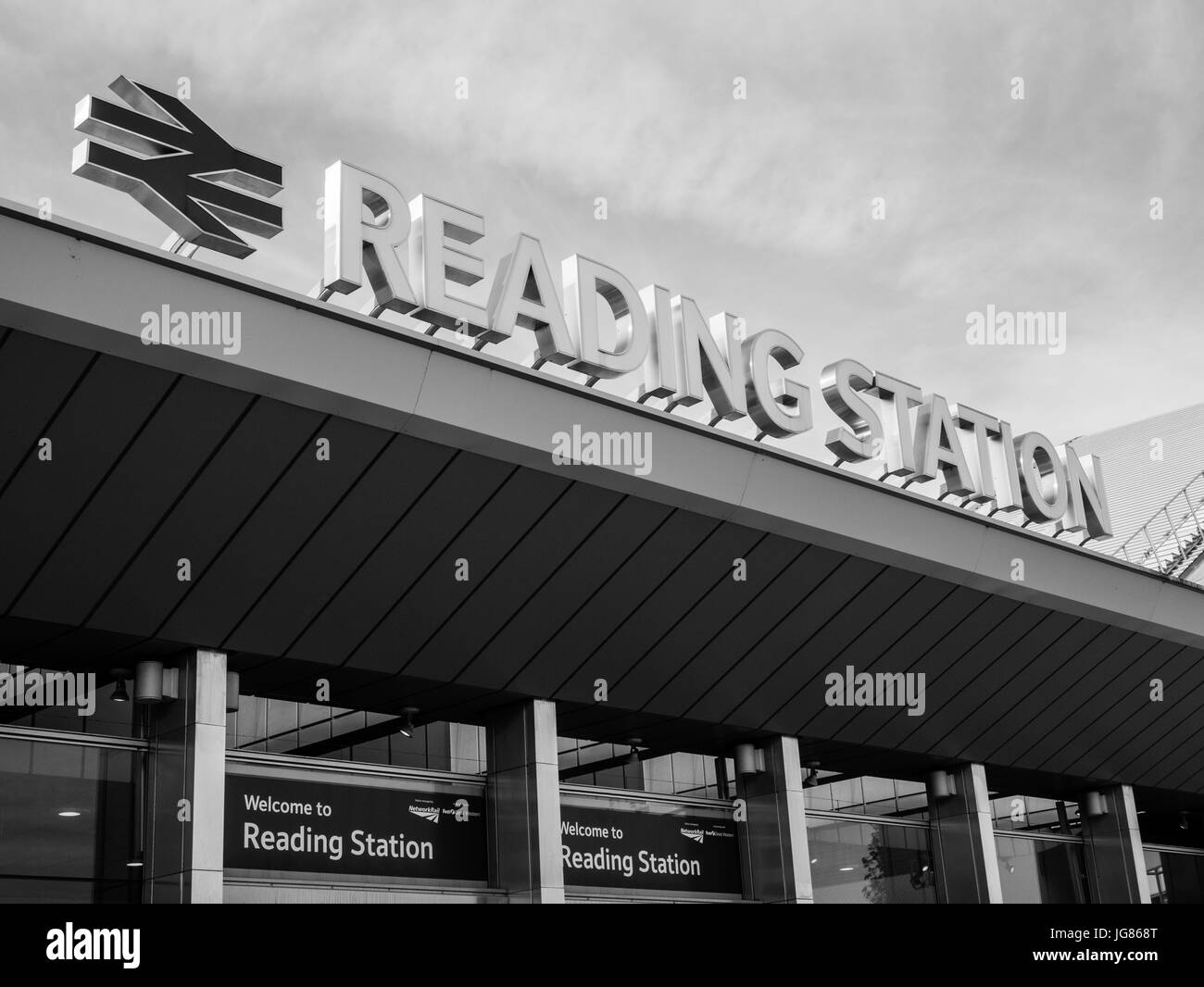 La gare de Reading, Reading, Berkshire, Angleterre, RU, FR Banque D'Images La gare de Reading, Reading, Berkshire, Angleterre, RU, FR Banque D'Images