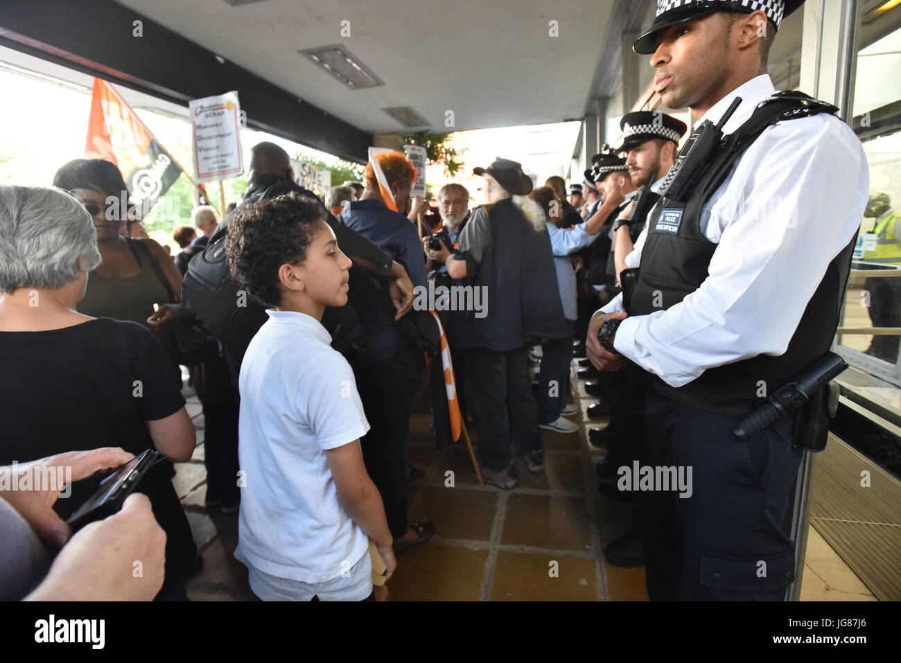 Wood Green, Londres, Royaume-Uni. 3e juillet 2017. Démonstration HDV et mars à Wood Green à Haringey council civic centre contre les HDV, une société privée de conseil de Haringey et promoteur privé Lendlease, qui doit commencer aujourd'hui, le 3 juillet. Crédit : Matthieu Chattle/Alamy Live News Banque D'Images