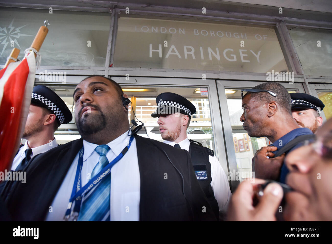 Wood Green, Londres, Royaume-Uni. 3e juillet 2017. Démonstration HDV et mars à Wood Green à Haringey council civic centre contre les HDV, une société privée de conseil de Haringey et promoteur privé Lendlease, qui doit commencer aujourd'hui, le 3 juillet. Crédit : Matthieu Chattle/Alamy Live News Banque D'Images