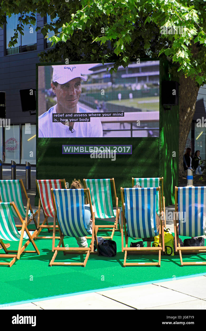 Bristol, Royaume-Uni. 3 juillet, 2017. Le premier jour de Wimbledon, tennis fans watch couverture du tournoi sur un écran de télévision en plein air dans le centre-ville. Credit : Keith Ramsey/Alamy Live News Banque D'Images