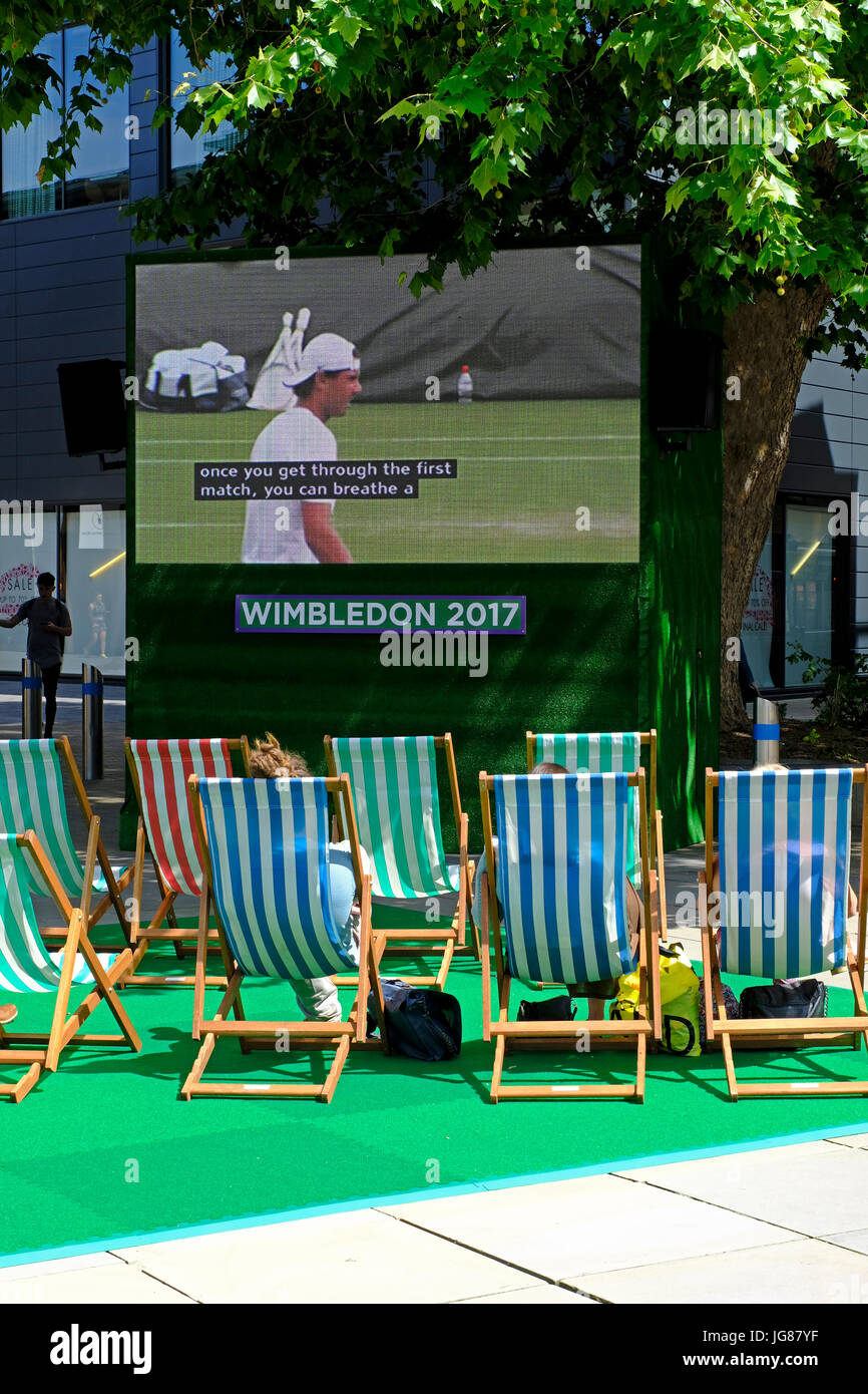 Bristol, Royaume-Uni. 3 juillet, 2017. Le premier jour de Wimbledon, tennis fans watch couverture du tournoi sur un écran de télévision en plein air dans le centre-ville. Credit : Keith Ramsey/Alamy Live News Banque D'Images