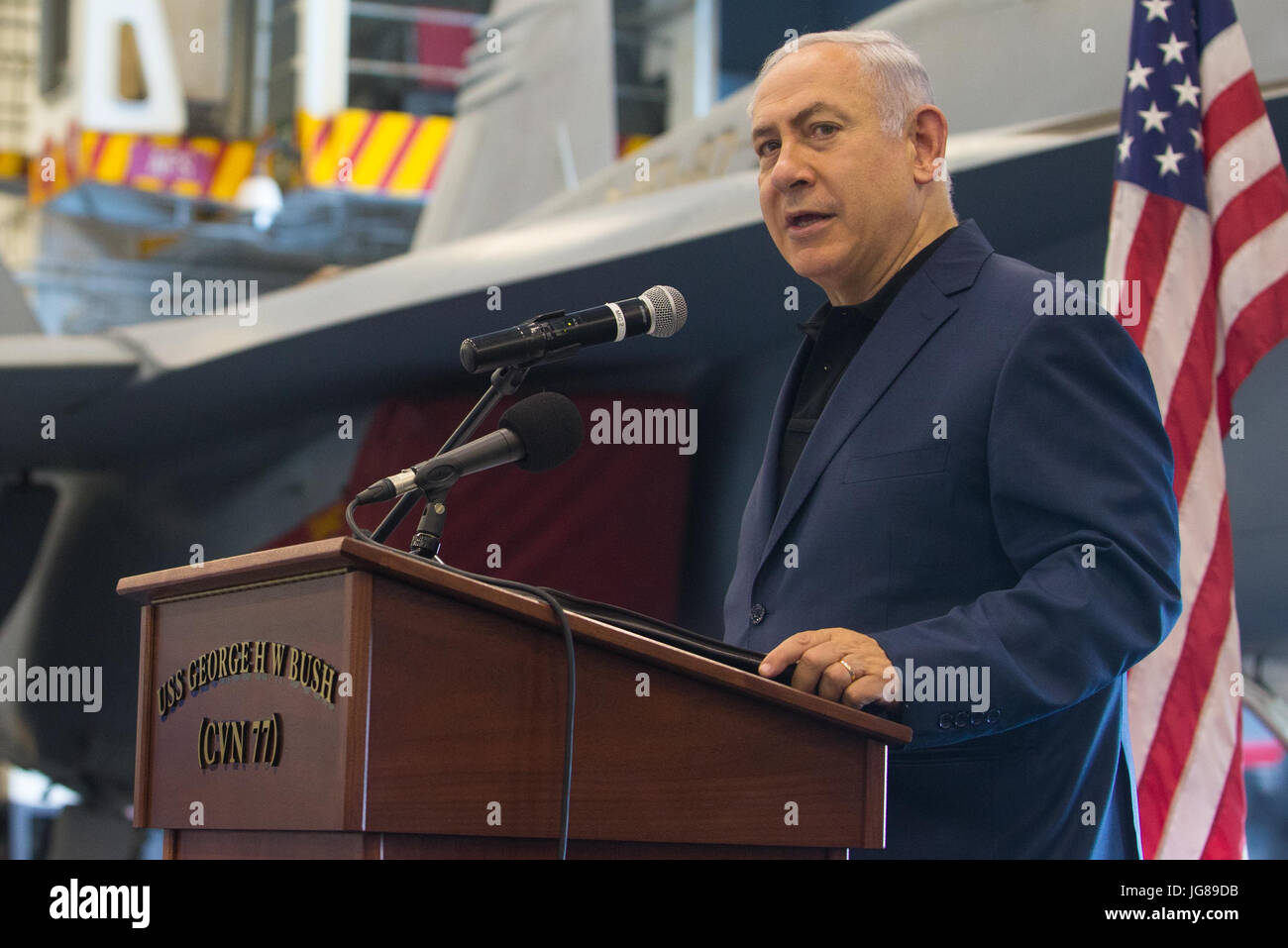 Haïfa, Israël. 3 juillet, 2017. Le Premier ministre israélien Benjamin Netanyahu prononce une allocution à bord du porte-avions américain USS George H. W. Bush lors de sa visite en Israël, Haifa port, le 3 juillet 2017. Source : Xinhua/Alamy Live News Banque D'Images